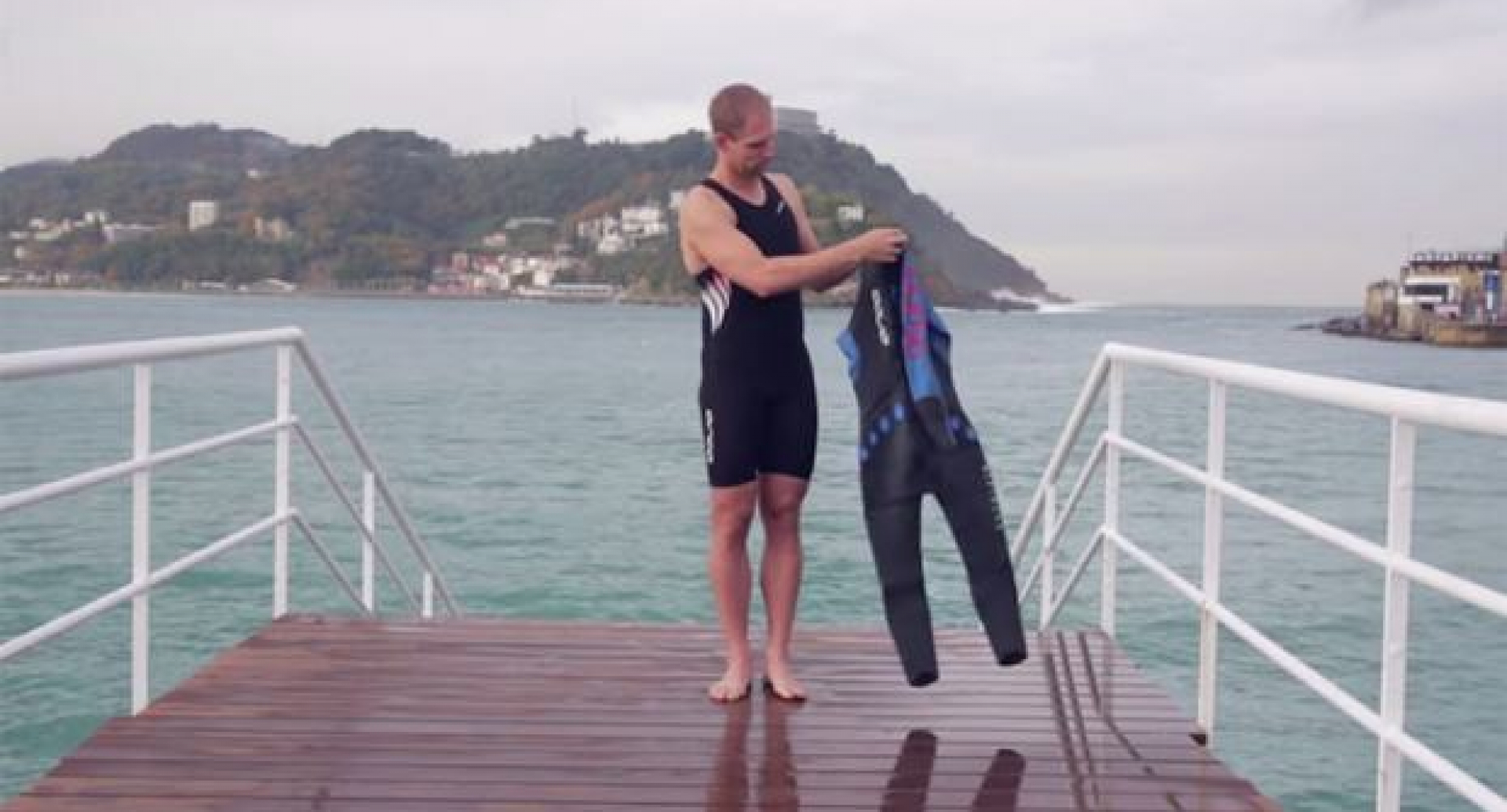 How to put a triathlon wetsuit on Orca