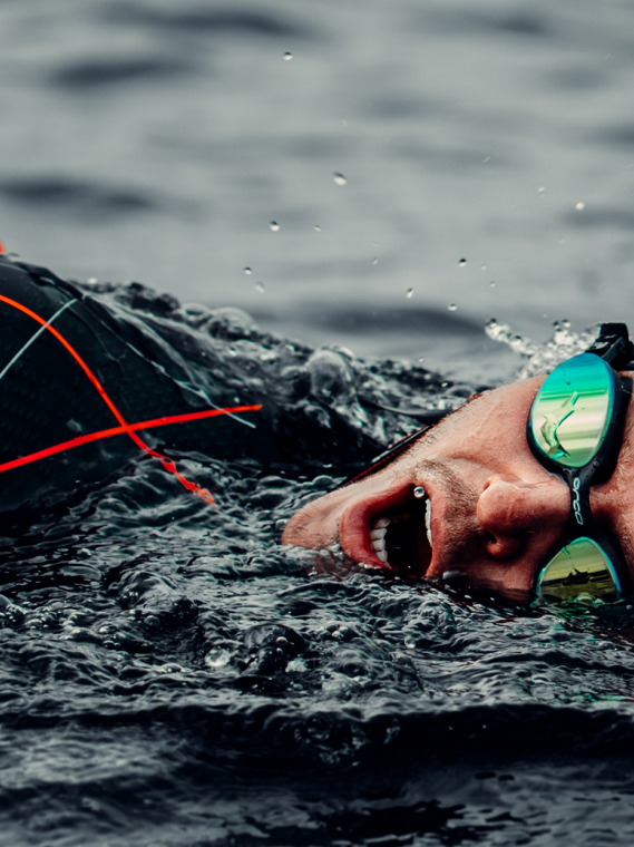 Die richtige ausrüstung für das schwimmen in kaltem wasser