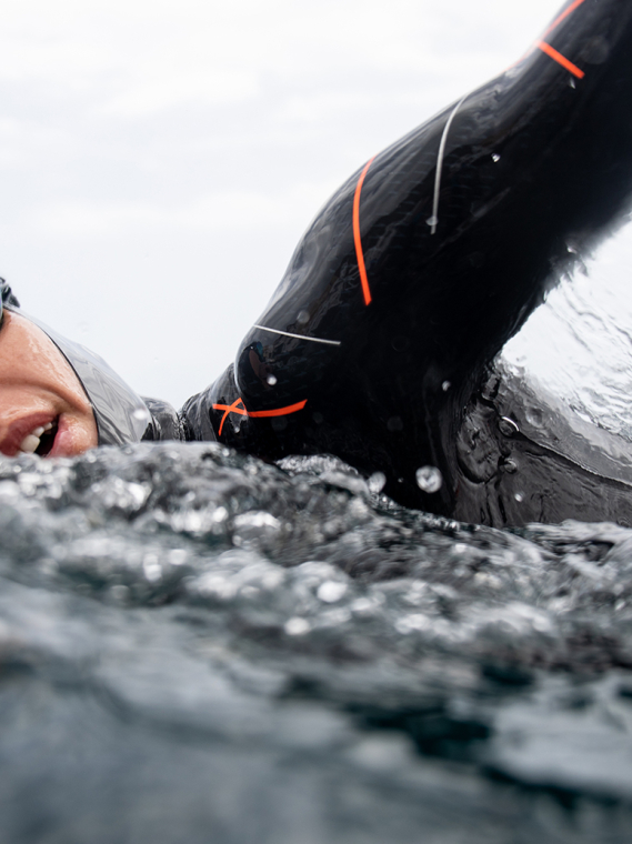 Die richtige ausrüstung für das schwimmen in kaltem wasser    