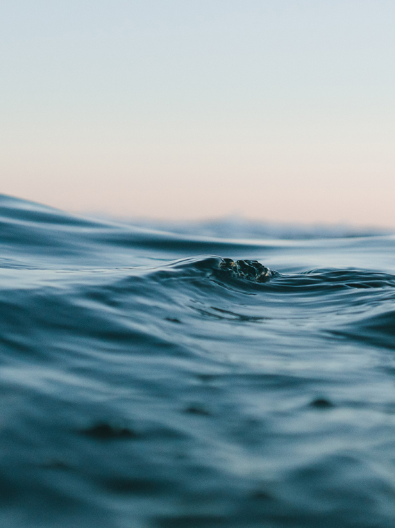 Gelächter, vertrauen und freundschaft im wasser