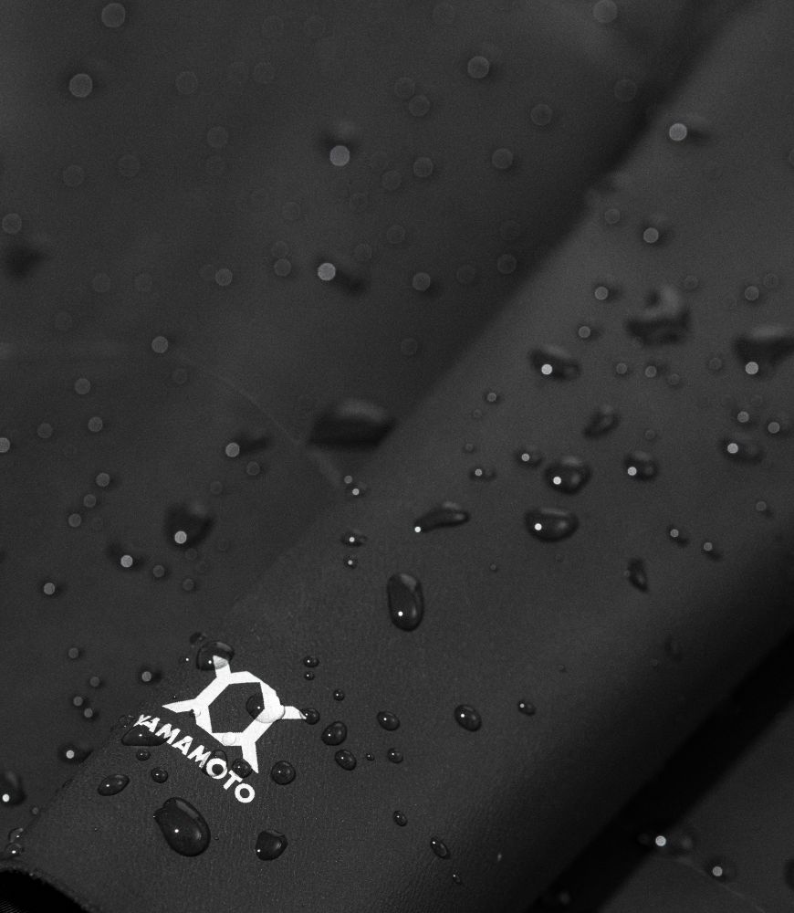 Detail neoprénu s logom Yamamoto a kvapkami vody