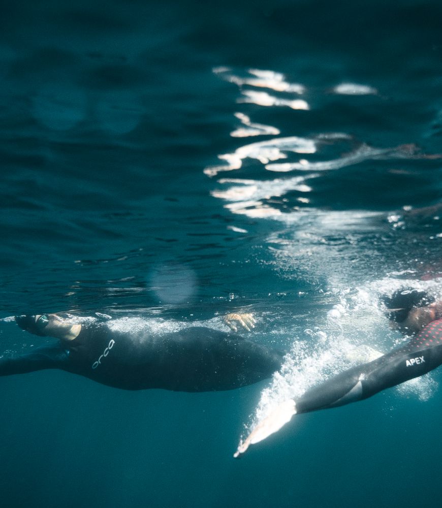 Plavec v neopréne ORCA pod hladinou