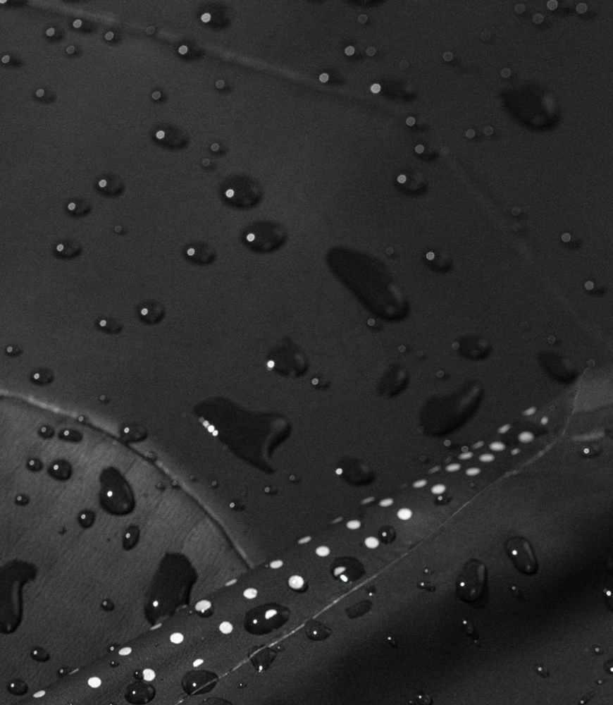 Detail čierneho neoprénu ORCA s kvapkami vody