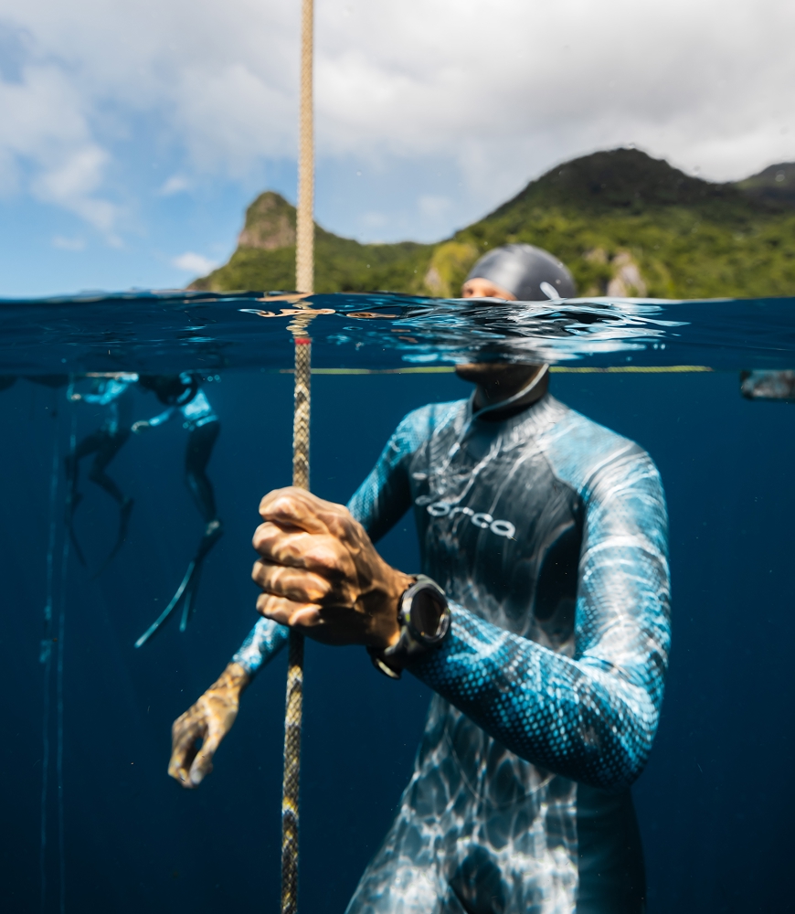 Freediver v neopréne ORCA pri lane tesne pod hladinou